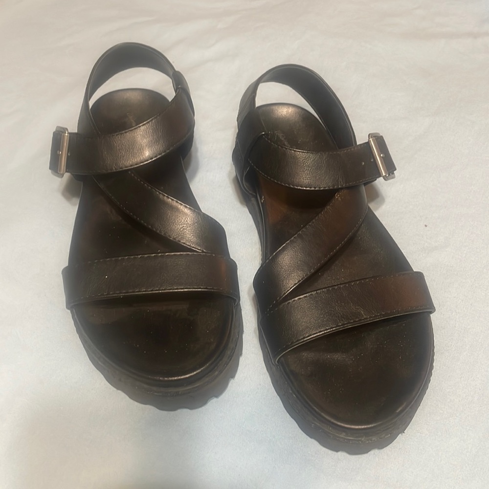 Cross over sandals
